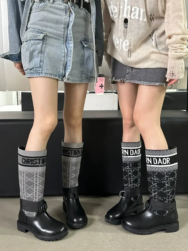 👟👟Ex-factory price 560👟👟 Dior color-blocking new boots for autumn and winter, the latest electric embroidery color-blocking letter logo for autumn and winter, round-toe high-top knight boots for women, Material: first-layer cowhide stitched with electric embroidery fabric, sheepskin lining for feet, original molded TPU outsole Size: 35-40 yards